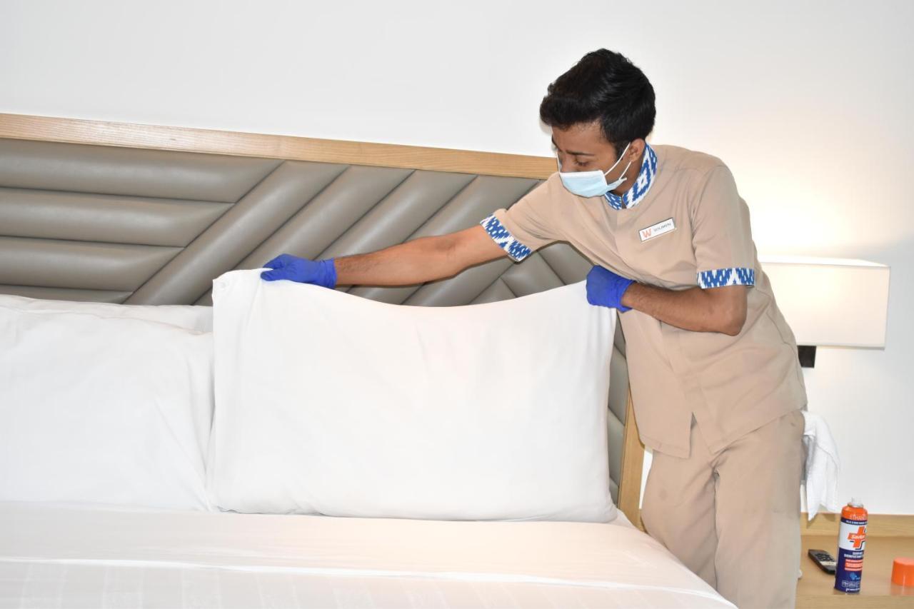 Welcomhotel By Itc Hotels, Racecourse, Coimbatore Dış mekan fotoğraf A housekeeper making a bed